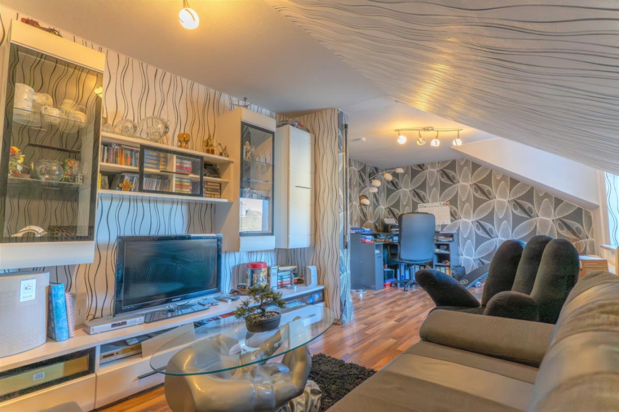 Wohn-/Schlafzimmer DG