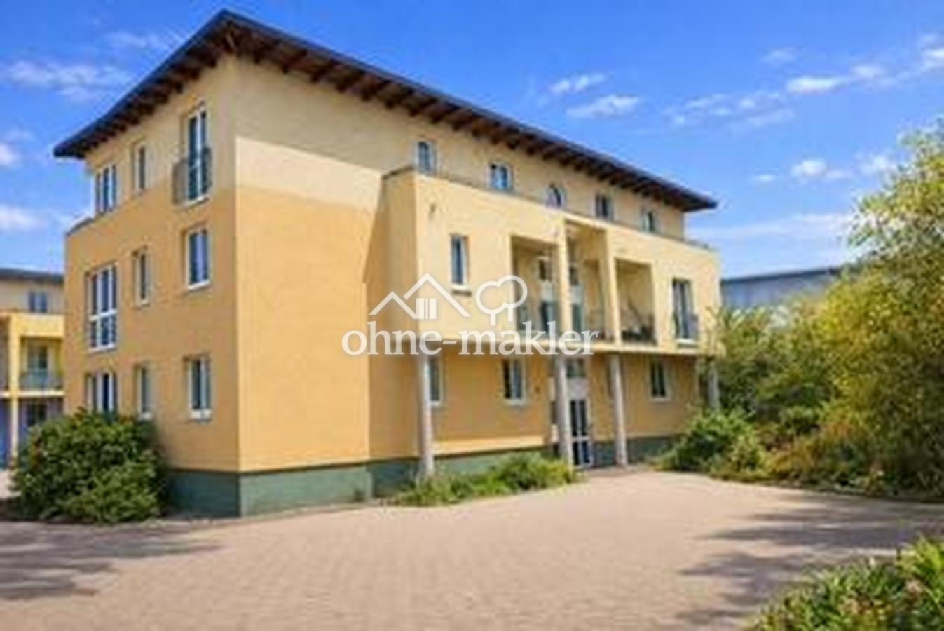 Hauseingang mit Parkplatz