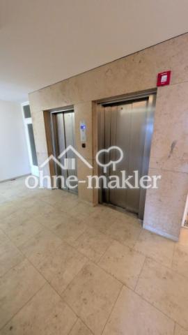 Hausflur mit Aufzügen