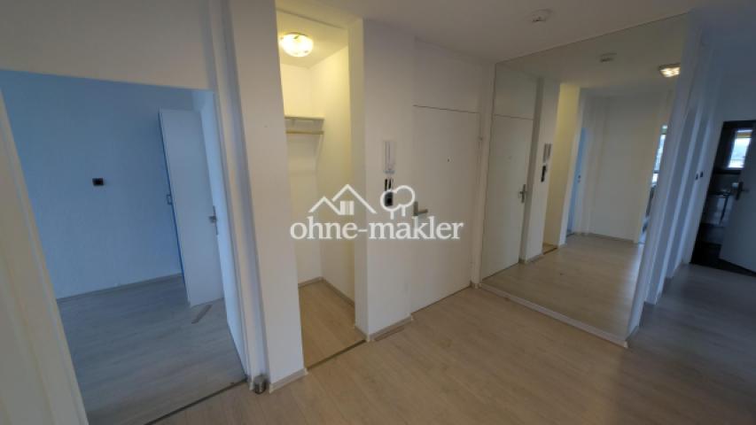 Flur mit Garderobe/Abstellraum