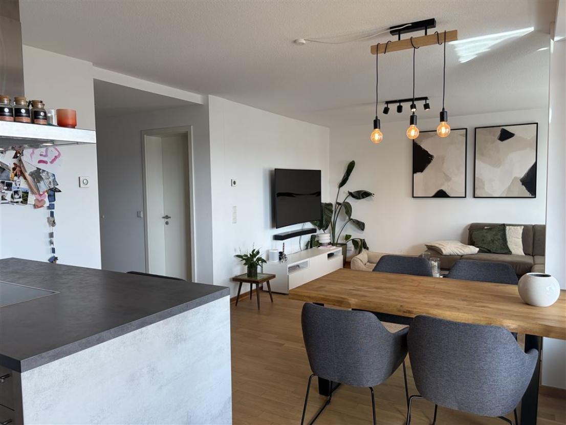 Blick von der Küche in den Wohn-/ Essbereich