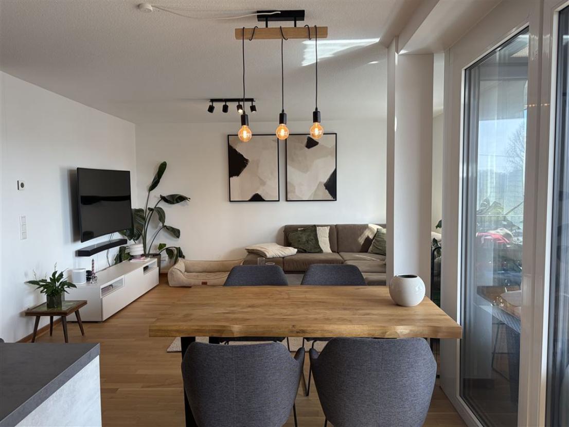 Blick von der Küche in den Wohn-/ Essbereich