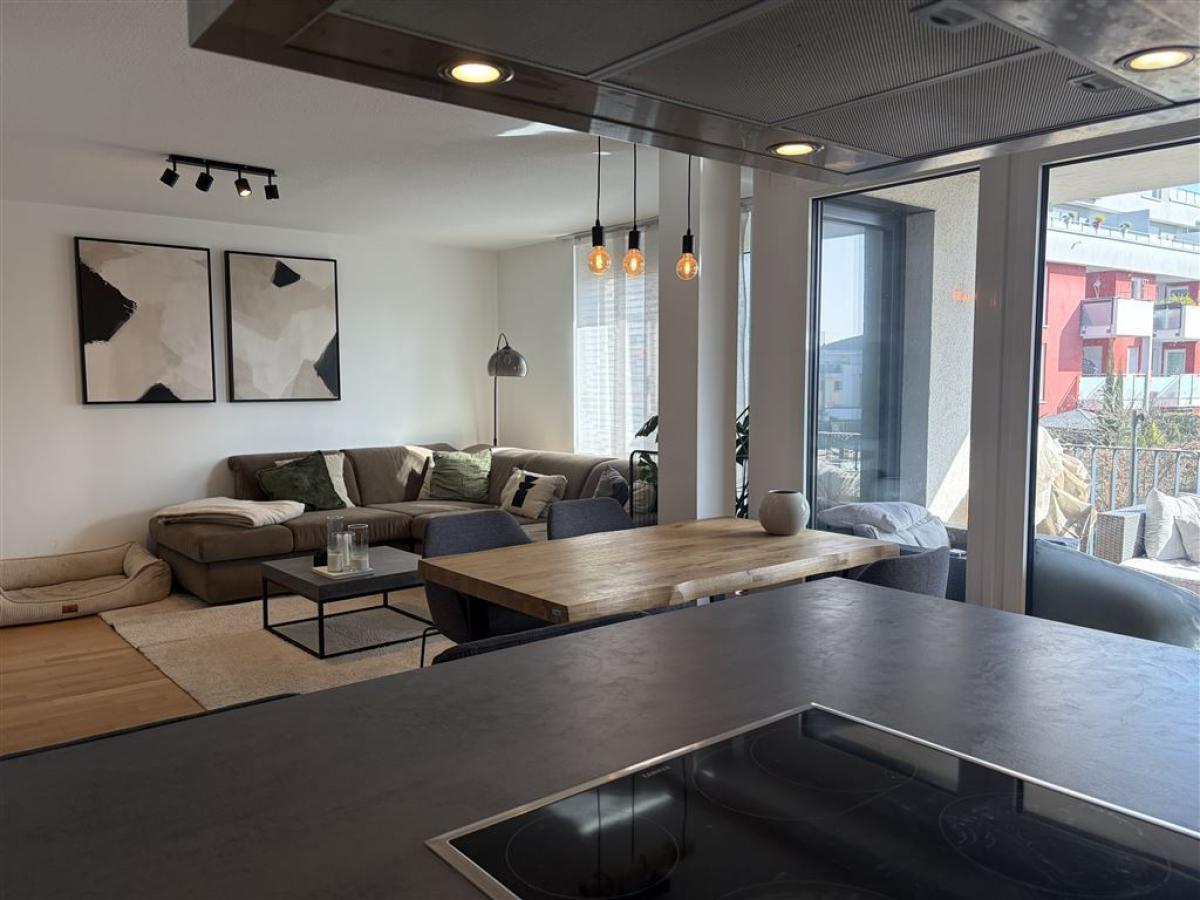 Blick von der Küche in den Wohn-/ Essbereich