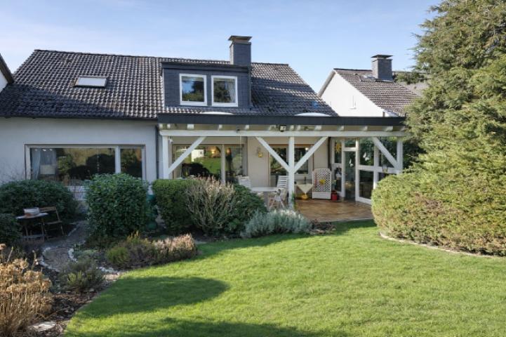 Blick auf die große und überdachte Terrasse