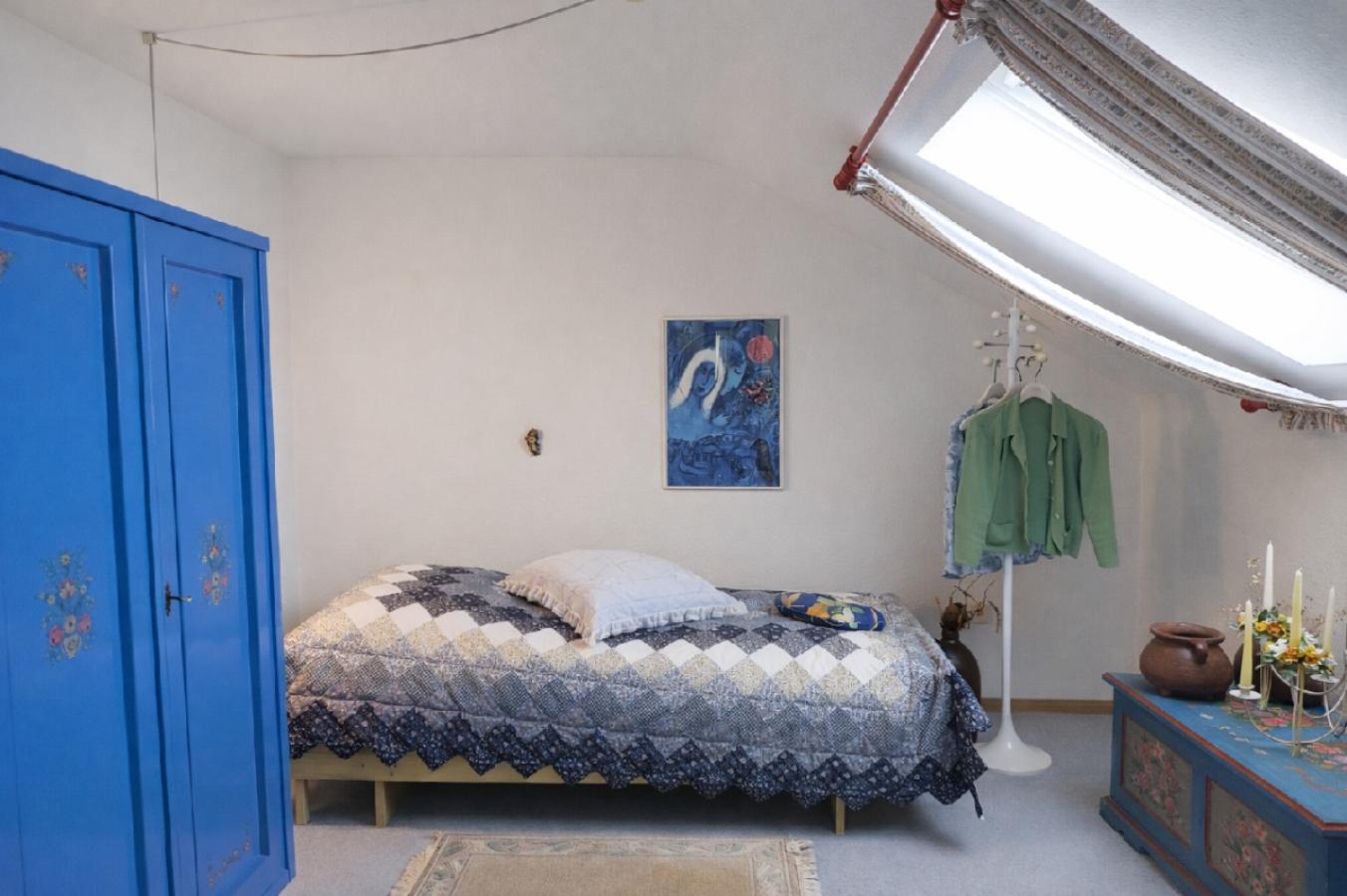 Ein gemütlicher Schlafraum im DG