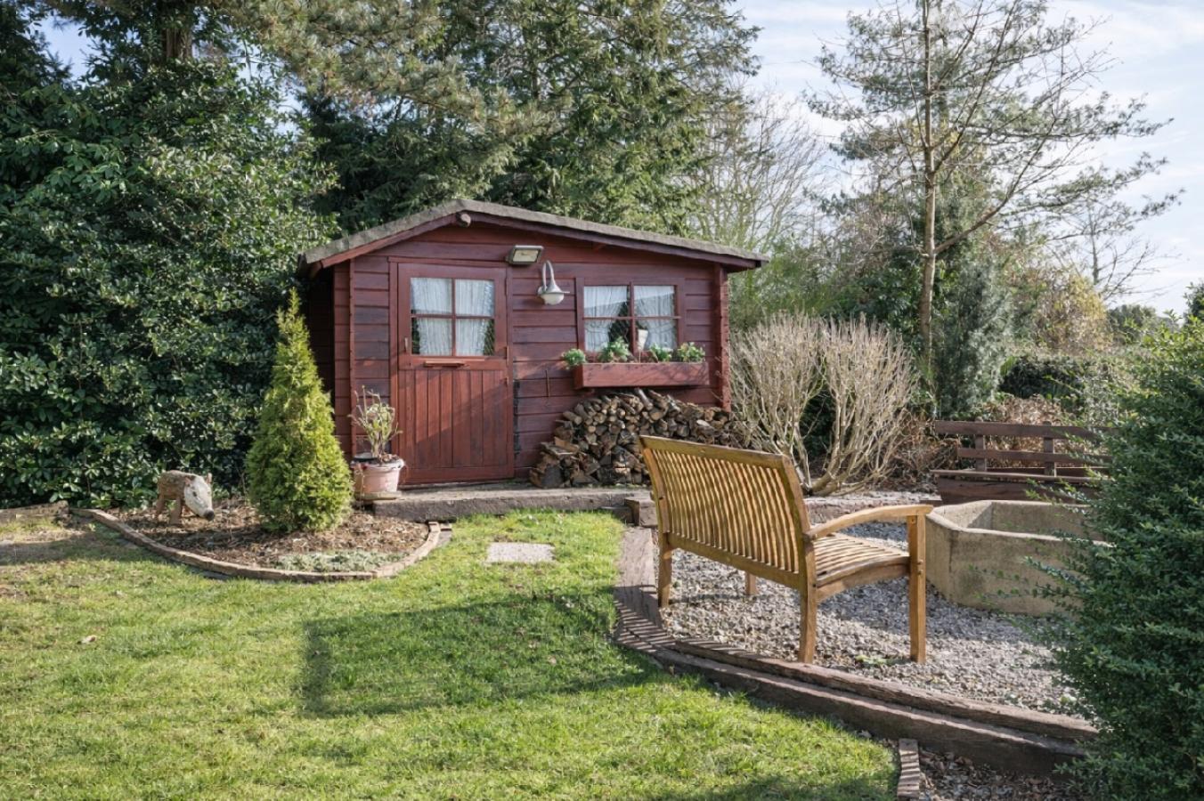 Die Gartenhütte mit zusätzlichem Sitzplatz