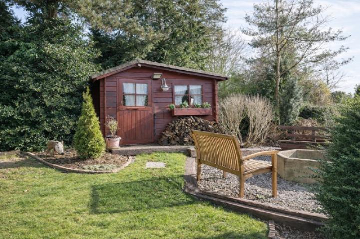 Die Gartenhütte mit zusätzlichem Sitzplatz