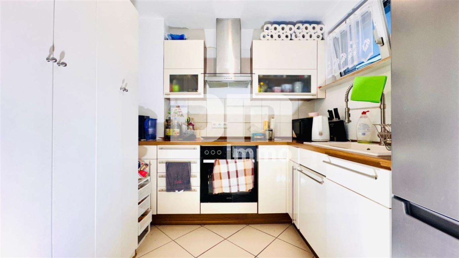 Küche mit Einbauküche