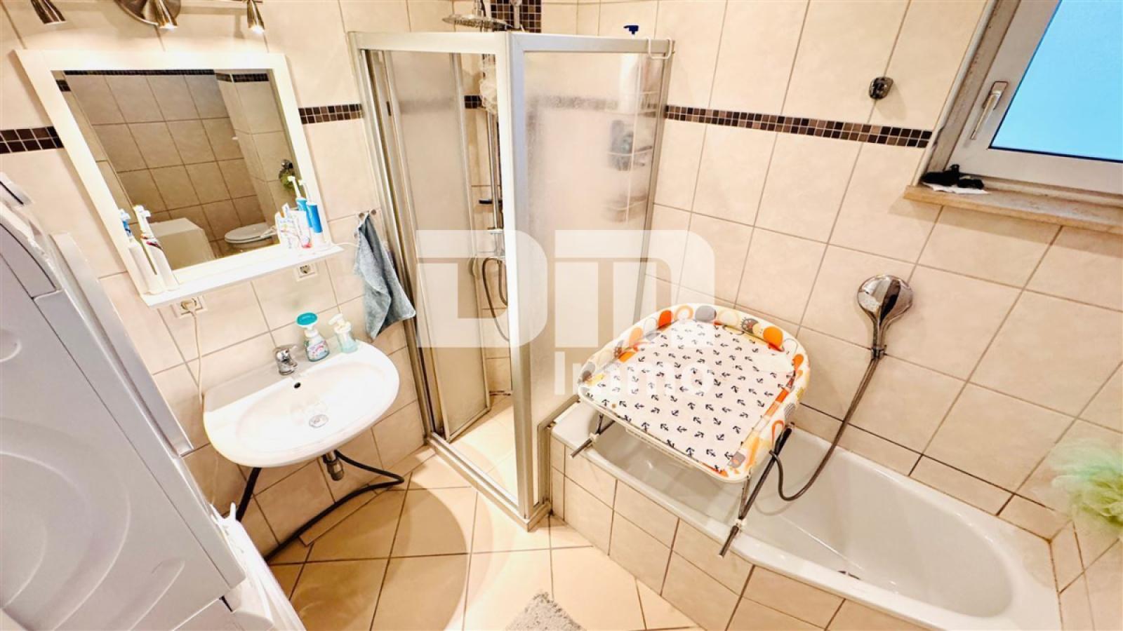 Badezimmer mit Wanne / Dusche / Waschmaschine