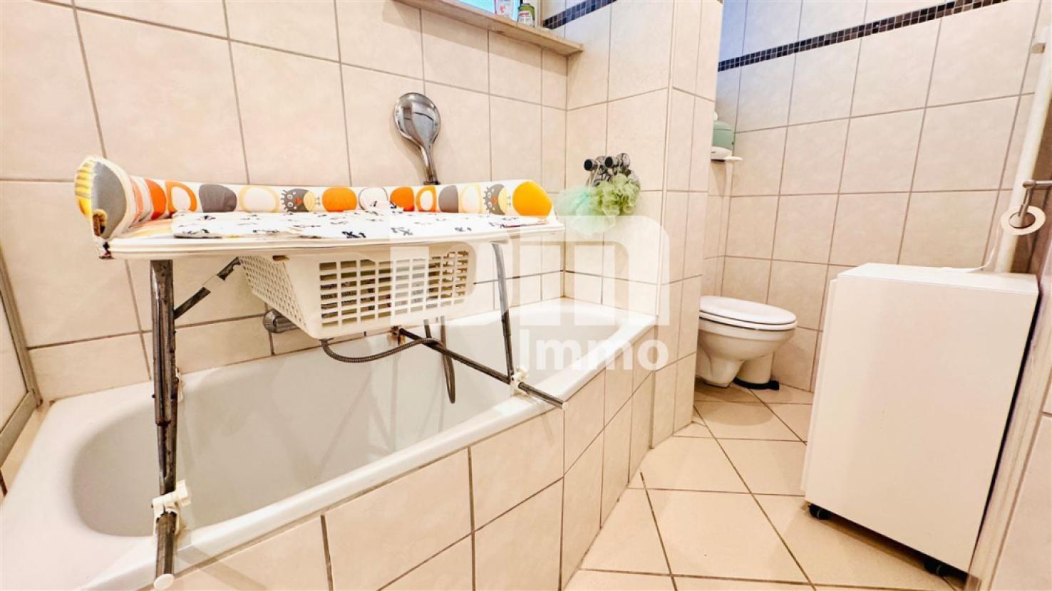 Badezimmer mit Wanne / Dusche / Waschmaschine