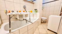 Badezimmer mit Wanne / Dusche / Waschmaschine