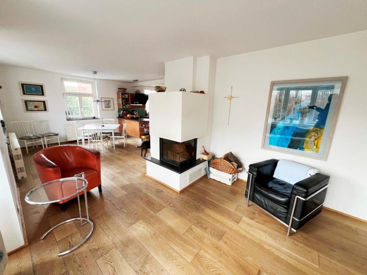 Wohnzimmer mit Kamin im Obergeschoss