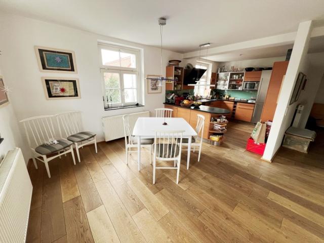 Küche mit offenem Wohn-Essbereich