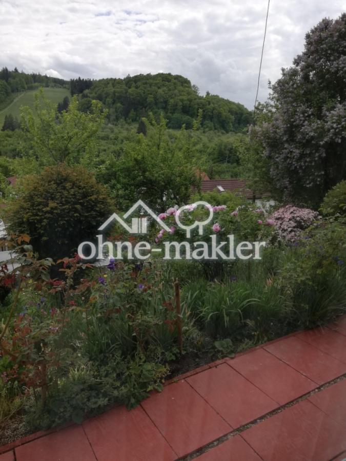 Terrassenrand mit Garten