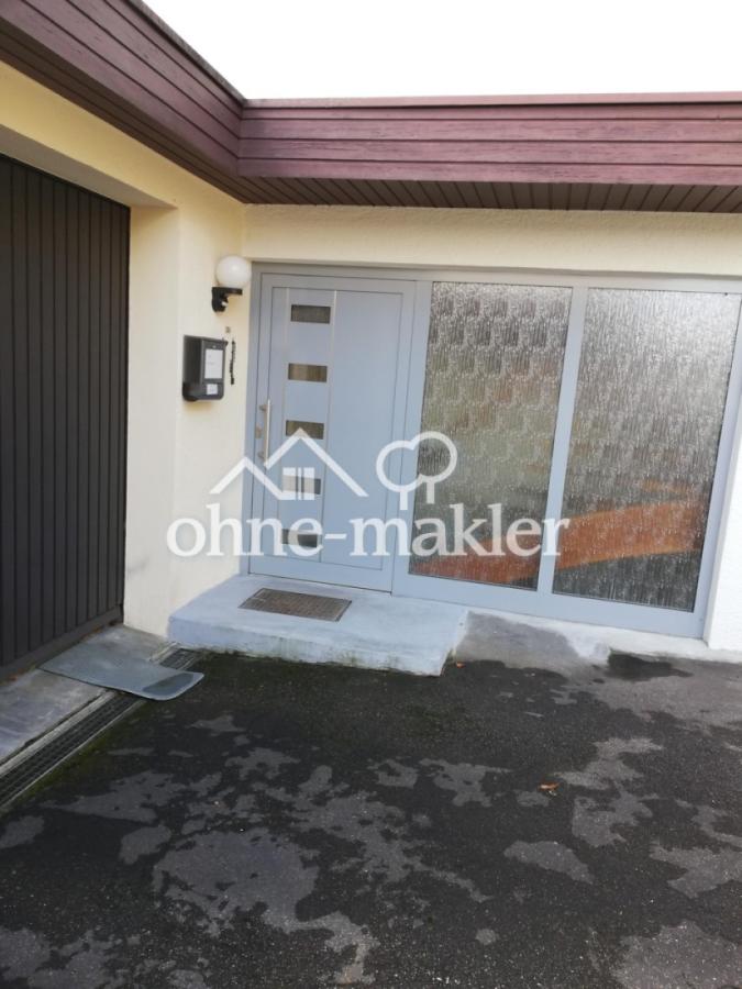 Eingang mit Garagentor