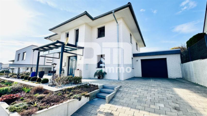 Frontansicht / Vorgarten / Garage / Parkplätze