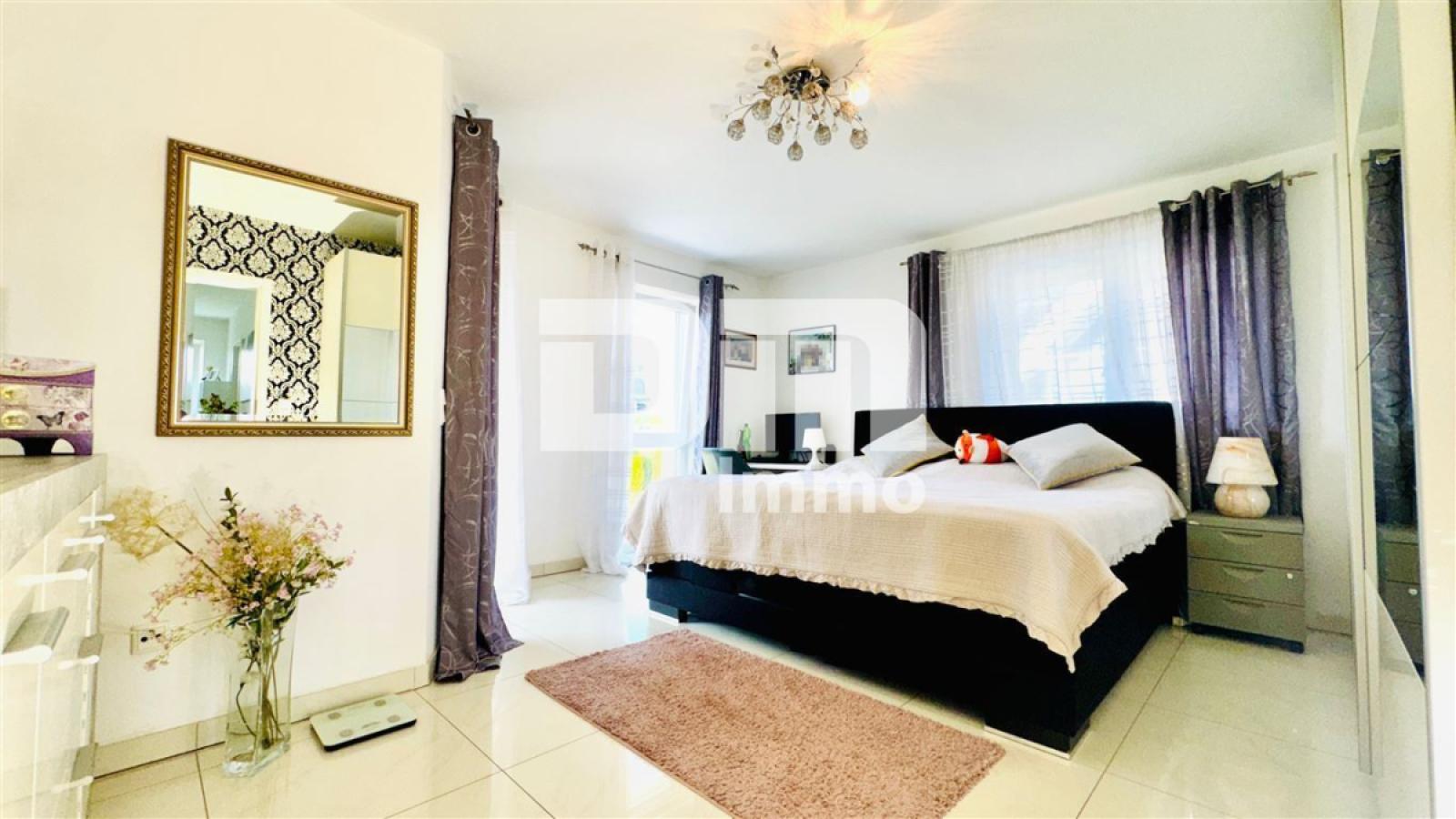 OG Schlafzimmer / Zugnag Balkon