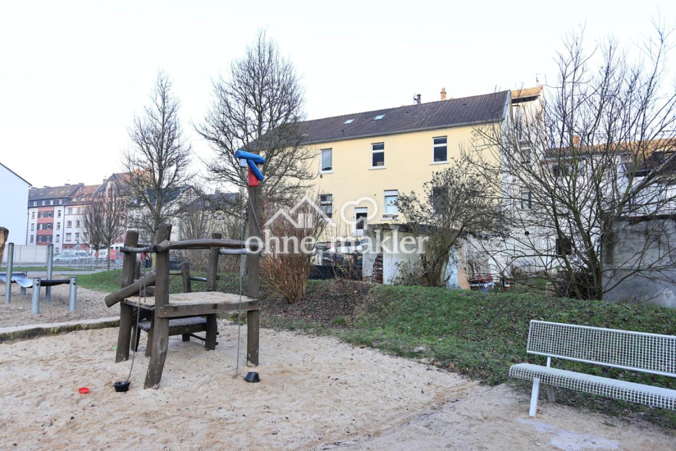 Spielplatz hinter dem Haus