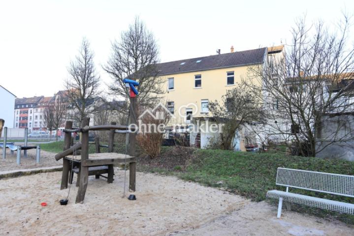 Spielplatz hinter dem Haus