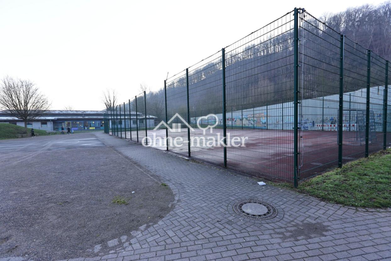 Sportplatz hinter dem Haus