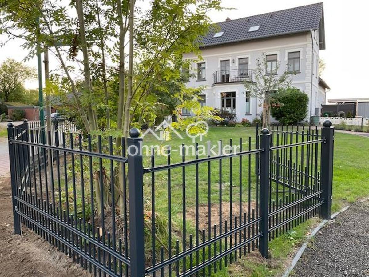 Zufahrt mit Vorgarten