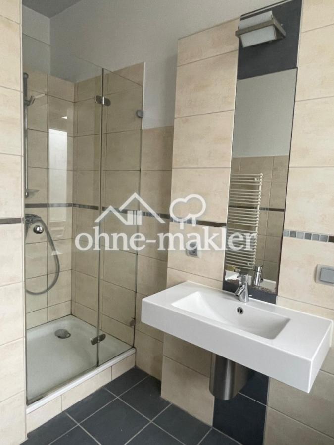 Bad, Waschtisch und Dusche