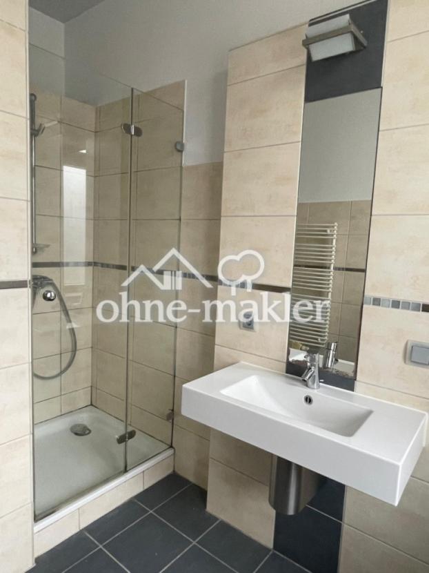 Bad, Waschtisch und Dusche