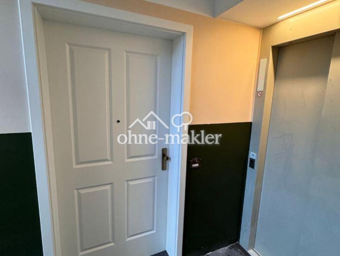 Wohnungseingang + Fahrstuhl