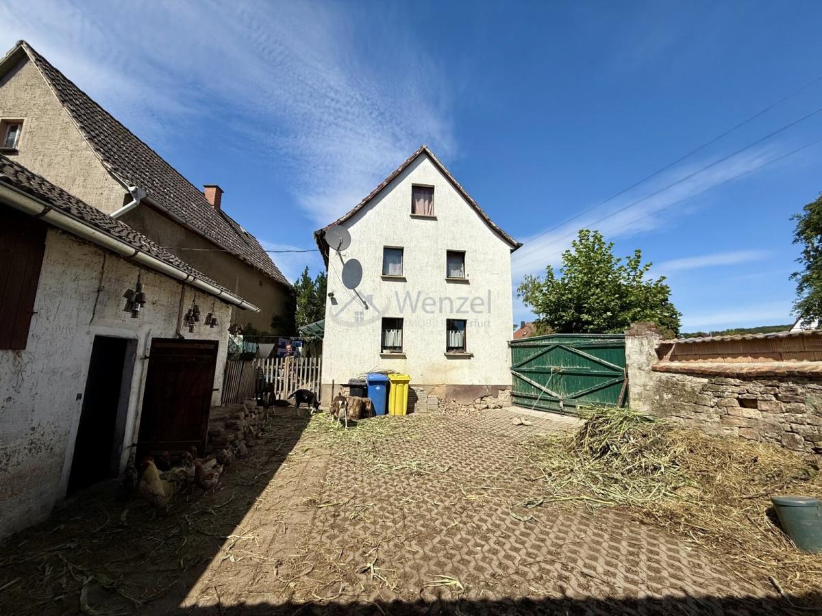 Hofbereich mit Stallungen