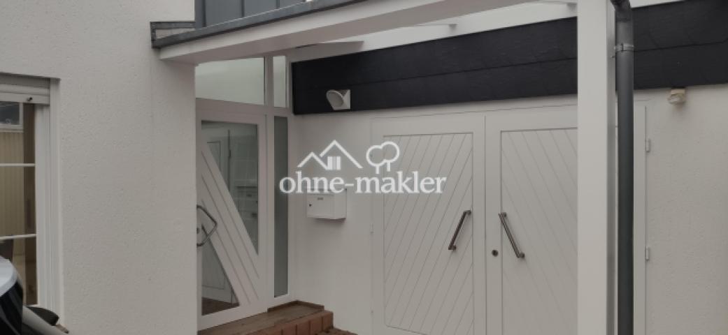 Haupteingang und Garage