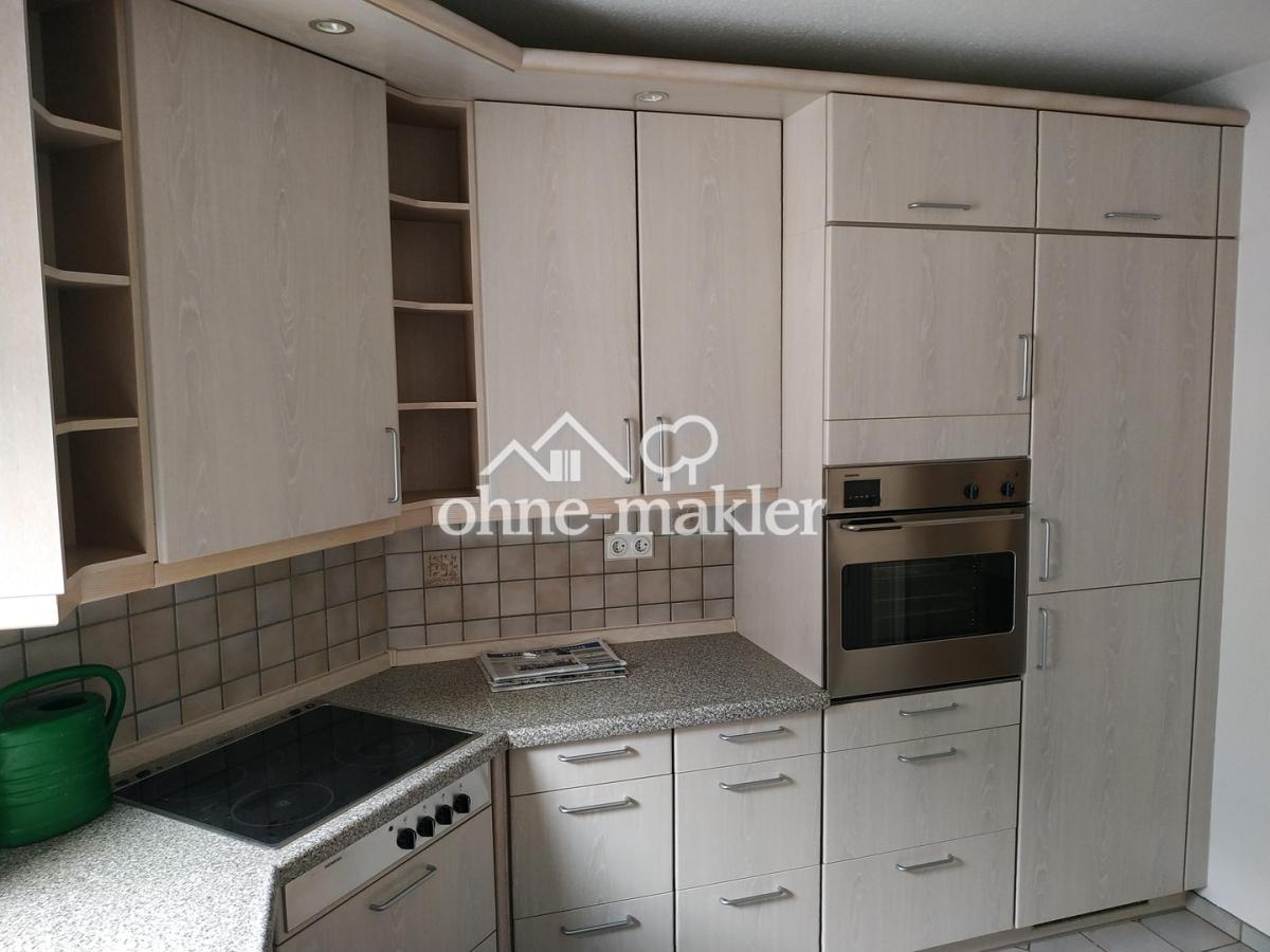 Küche mit Kühl-Gefrierkombi