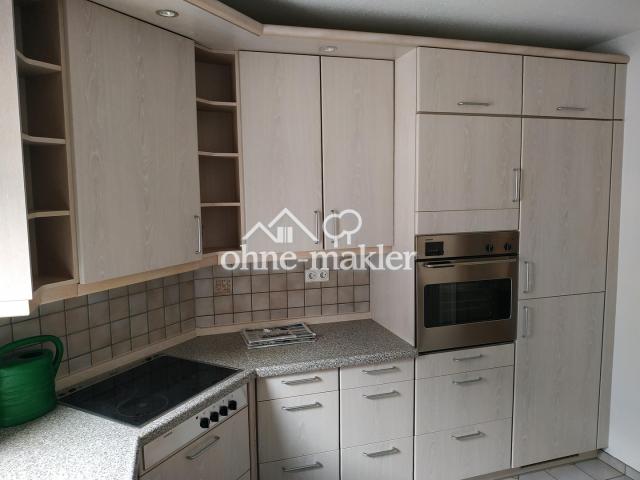 Küche mit Kühl-Gefrierkombi