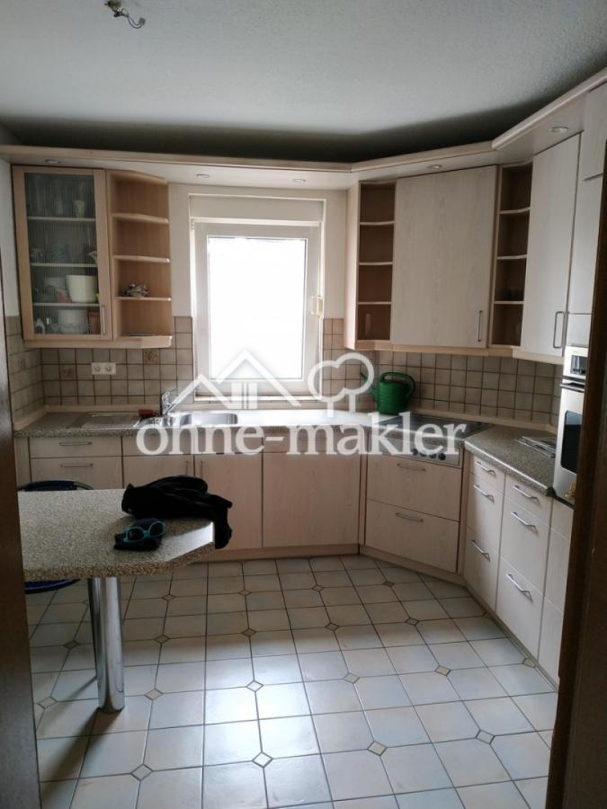 Küche mit integriertem Tisch