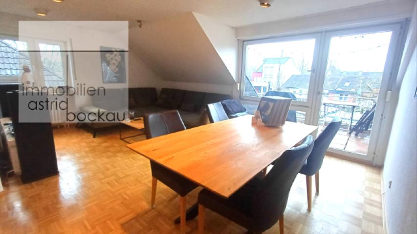 Essplatz im Wohnraum mit Blick auf Balkon