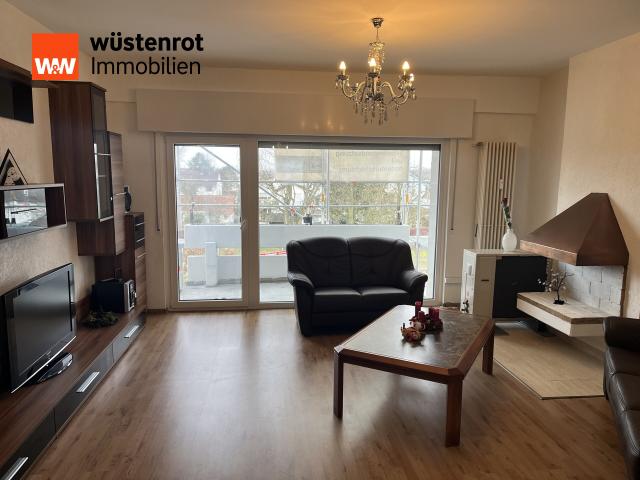 Wohnzimmer mit Balkon