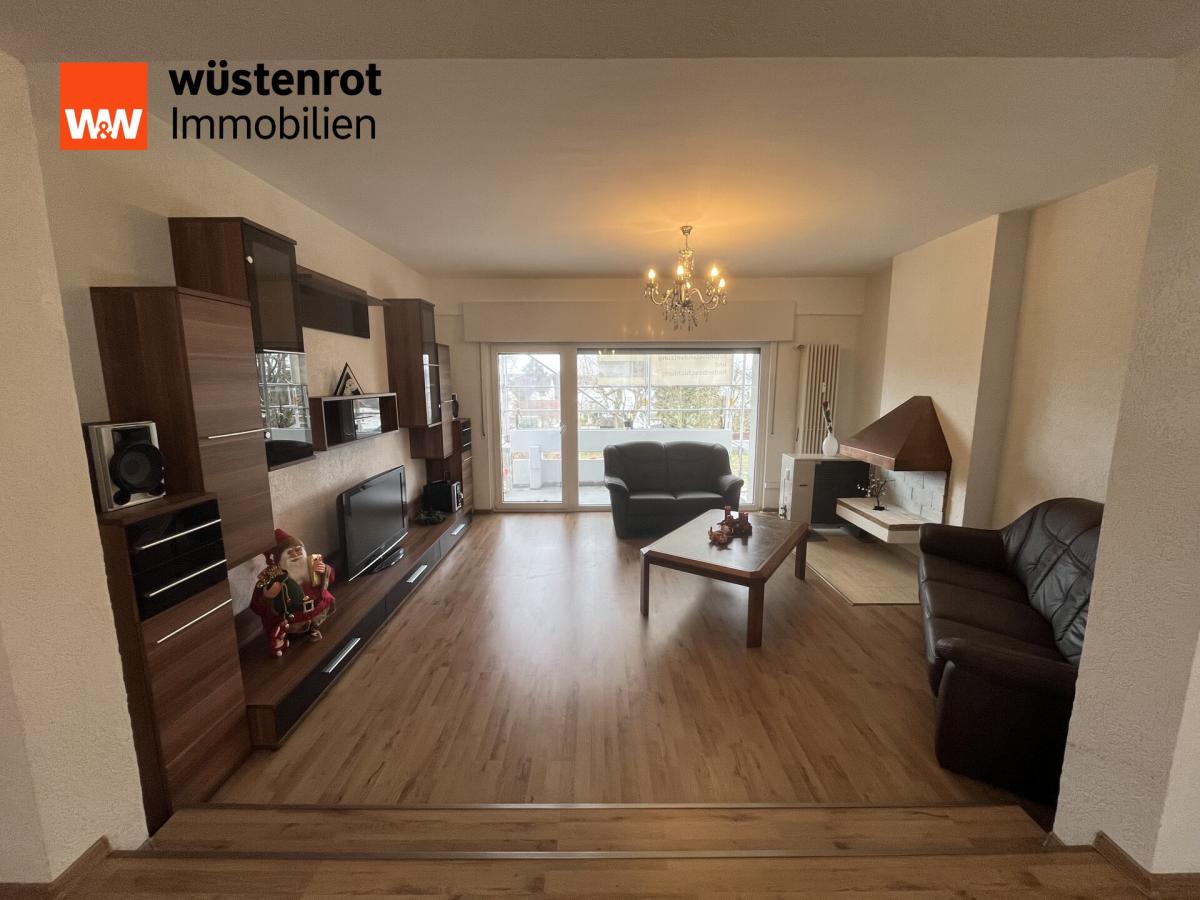 Wohnzimmer mit Zugang zum Balkon