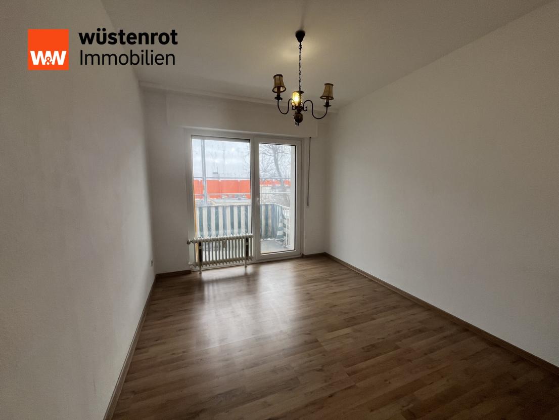 Schlafzimmer mit Zugang zum Balkon