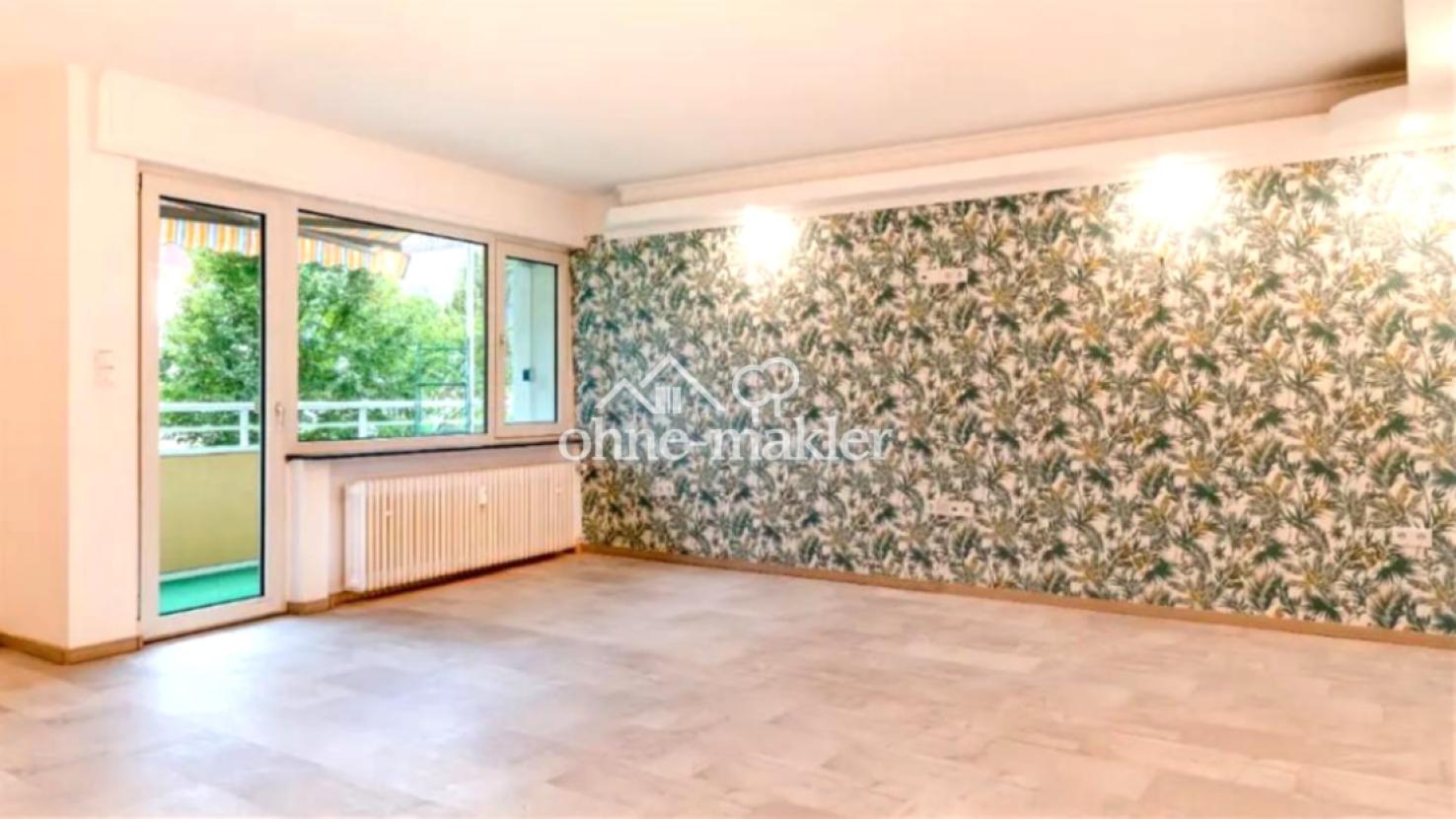 Wohnzimmer mit Balkon