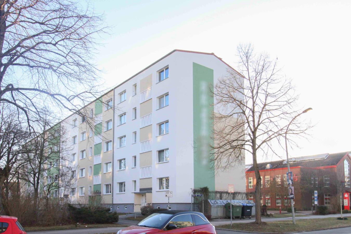 Straßenansicht Wohnblock