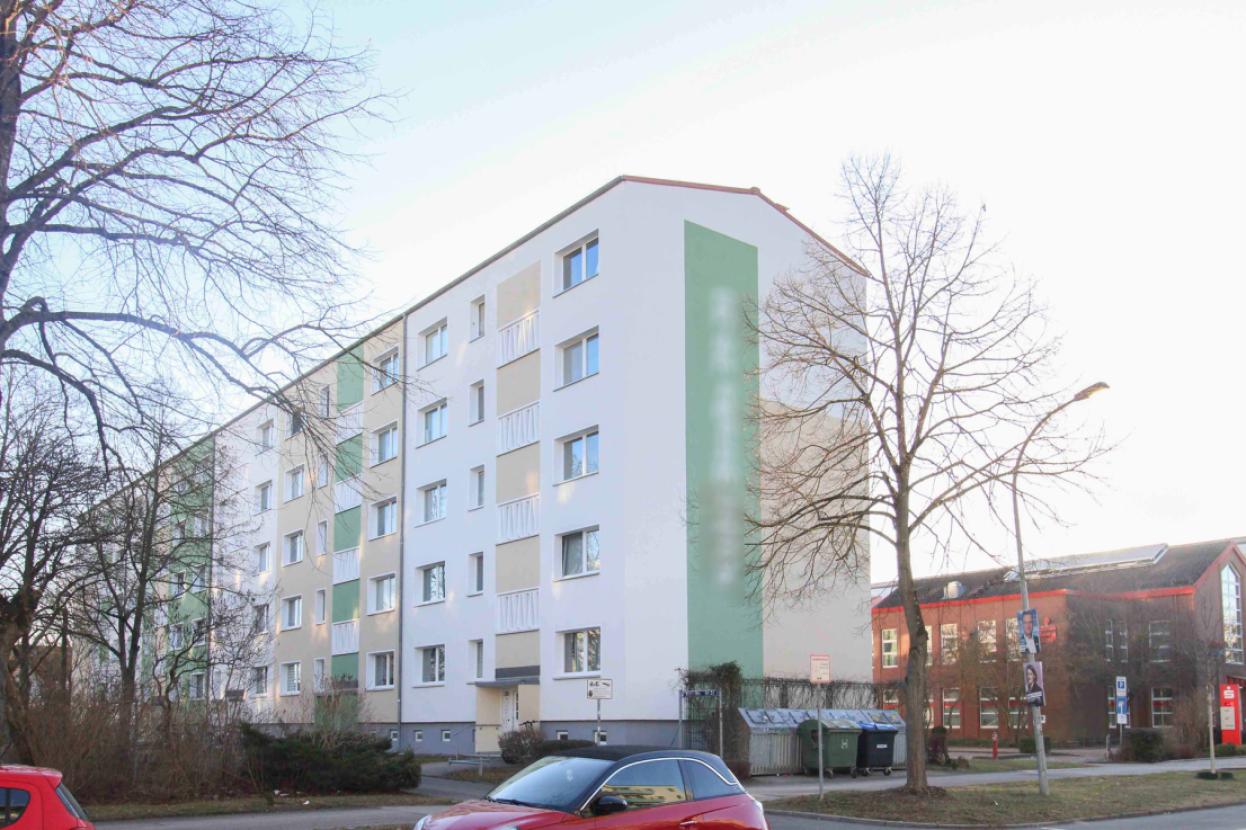 Straßenansicht Wohnblock