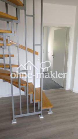 Treppenaufgang, dahinter Küche