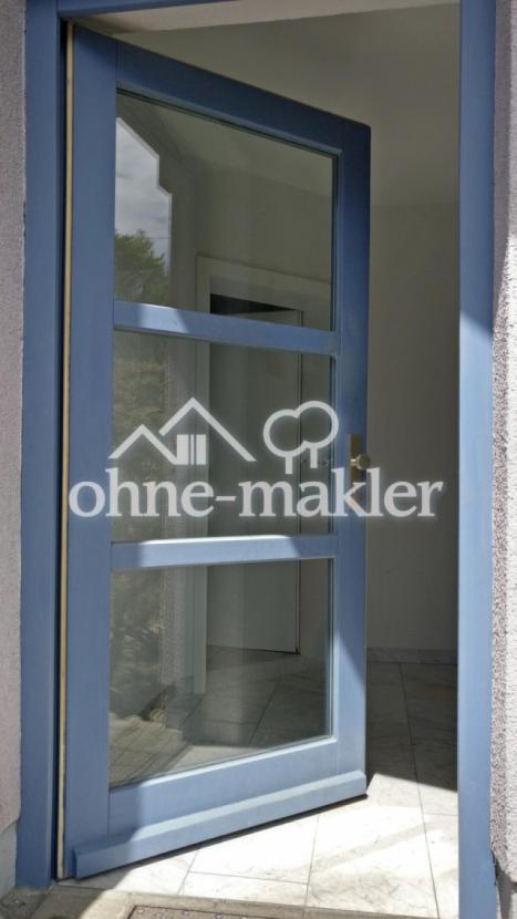 Hauseingang mit Wohnungstüre