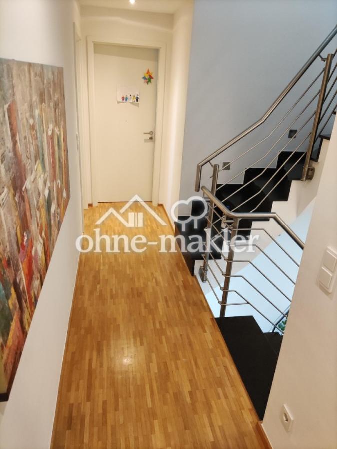 Flur 1.OG mit Treppenansicht