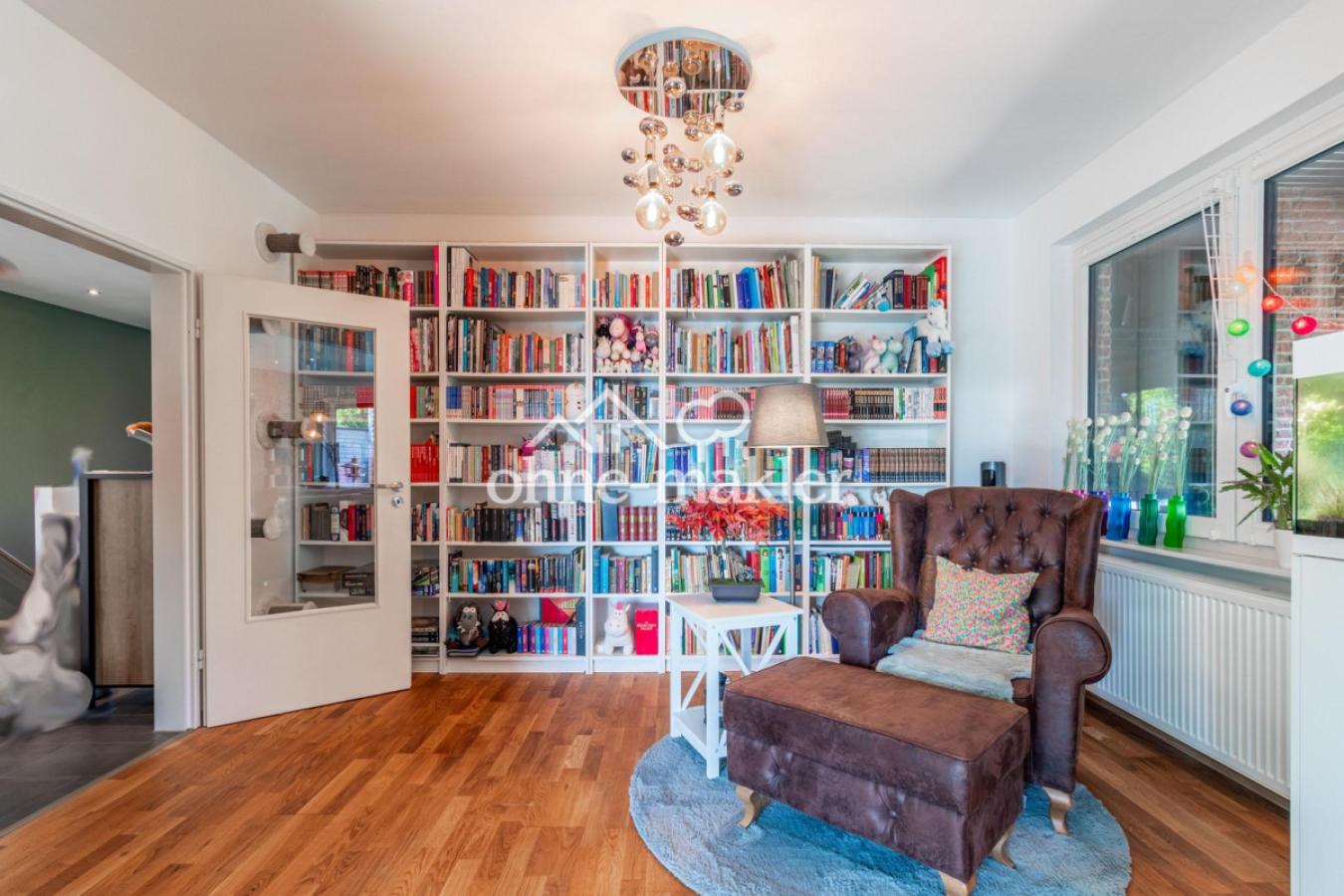 Bibliothek im Wohnzimmerbereic