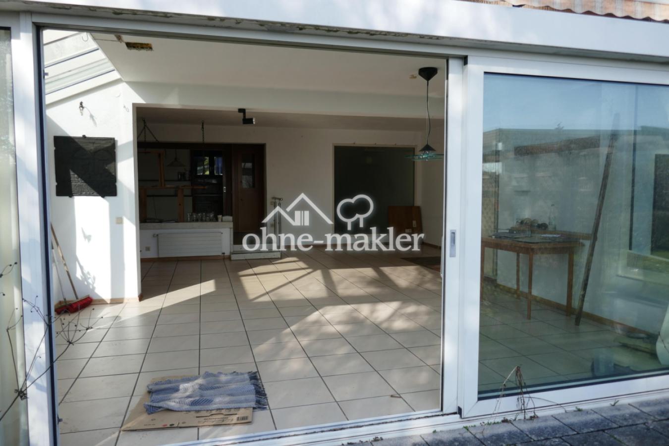 Blick ins Haus aus dem Garten