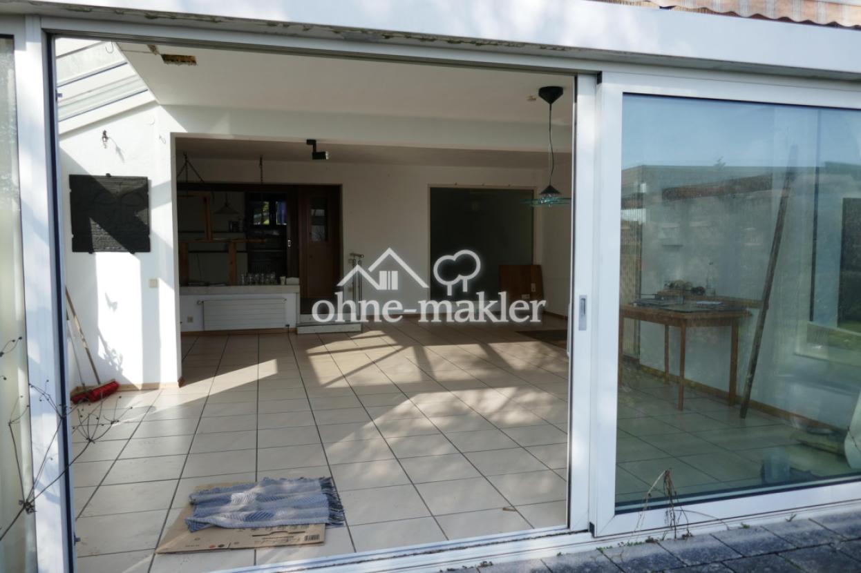 Blick ins Haus aus dem Garten