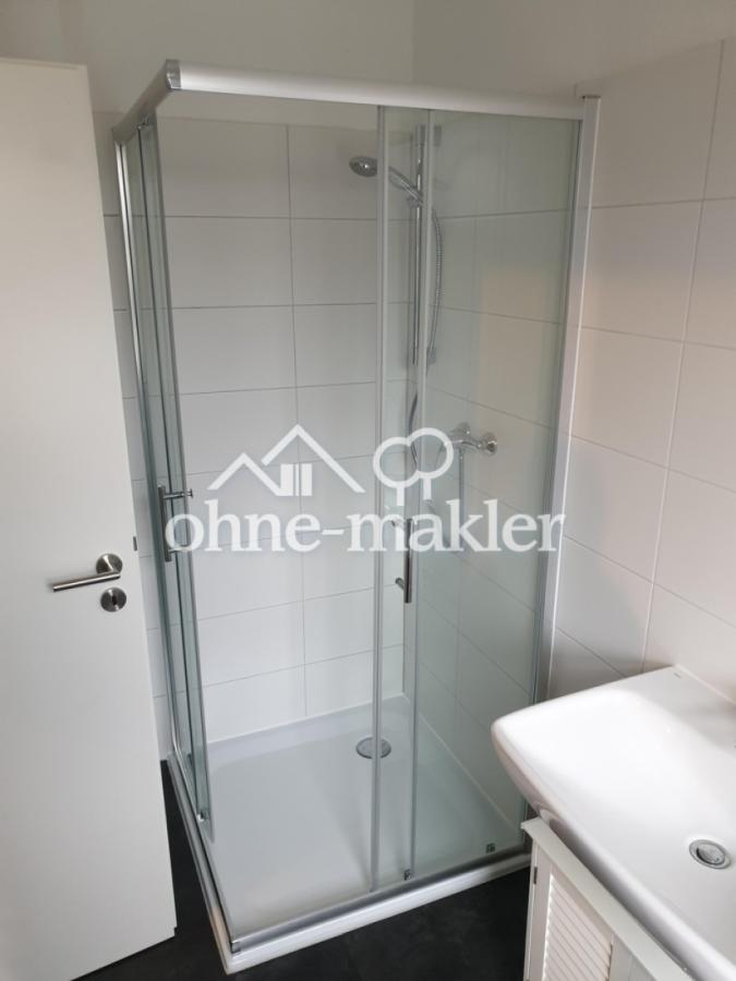 Bad mit Dusche und Fenster