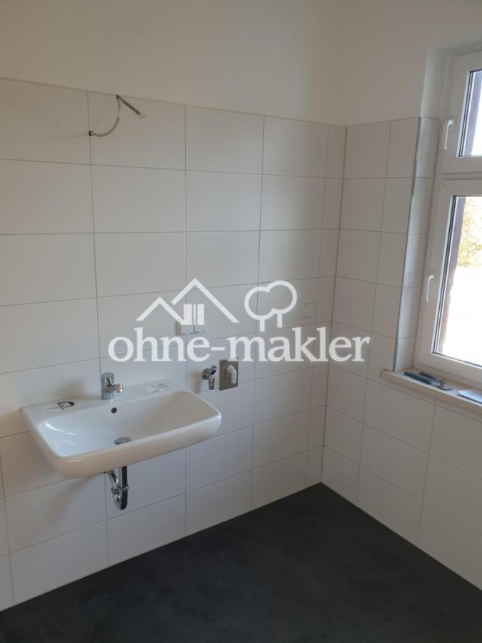 Bad mit Dusche und Fenster