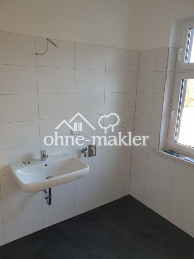 Bad mit Dusche und Fenster