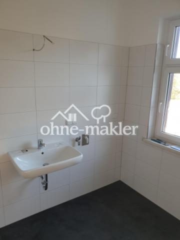 Bad mit Dusche und Fenster